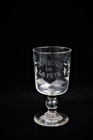 Gammelt mundblæst 1800 tals fransk Souvenir vinglas med graveret skrift 
"Souvenir de La Fete" (Minde om festen)...