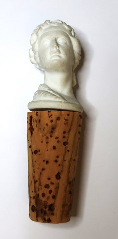 Vinprop i form af kvinde buste med korkprop. Formentlig fra Royal Copenhagen. 
Højde på buste 4 cm.