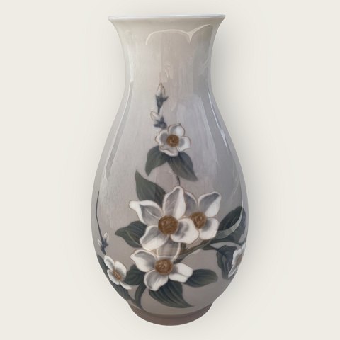 Bing & Grondahl
Vase with flowers
#8659 / 368
*DKK 700