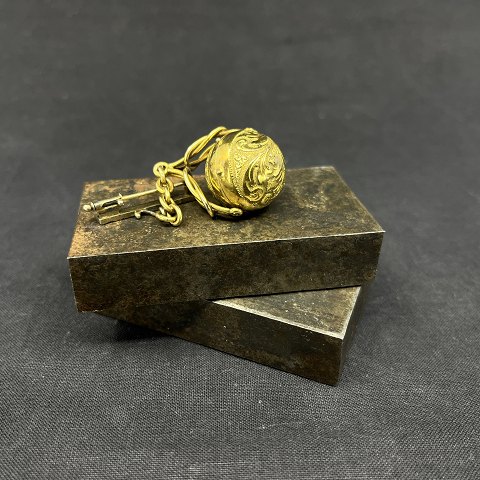 Fin forgyldt broche med amulet fra 1860'erne