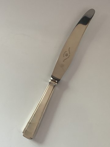 Middagkniv Derby Nr. 4 Sølvbestik
Produceret i år 1924
Længde 24,5 cm.