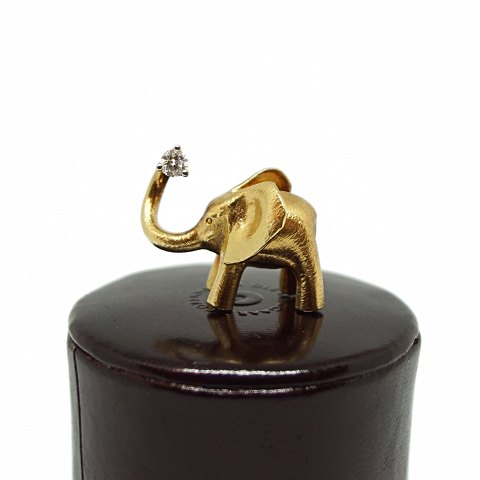 Ole Lynggaard; Big elefant clasp in 14k gold, set with diamond