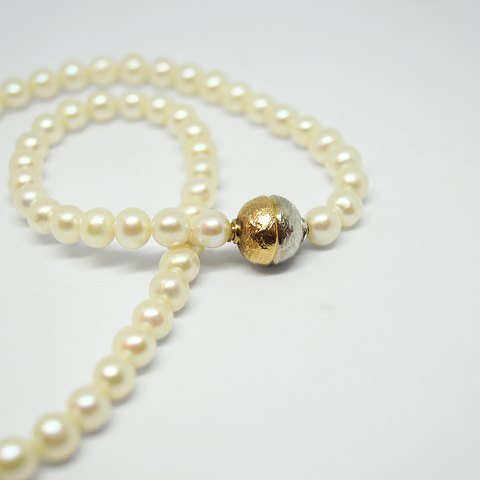 Per Borup; Clasp of 14k gold with pearls