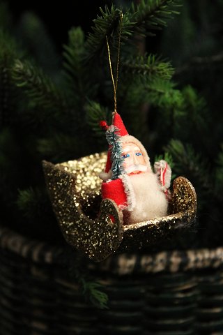 Gammel juletræspynt i form af julemanden i guldkane...