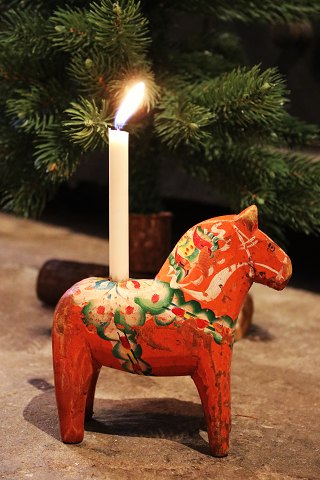Dekorativ , gammel svensk Dalarhest julestage med plads til et lille 
julestearinlys på ryggen. H:15cm...