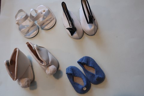 Dukkesko og støvler fra Dukkeskofabrikken og Mitai samt strømper
4 par sko/støvler samt 4 par strømper
Str. 0
Stemplet i sålen
Fra 1950/1960