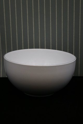Royal Copenhagen - Aluminia Blue Line earthenware bowl.
H: 11cm. Dia.: 21cm. RC#3056...