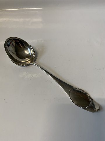 Serving spoon with / Ball edge Medallion Silver
Fredericia Silver
Length 20.5 cm.