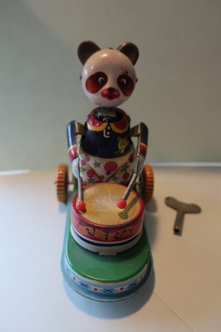 Legetøj i blik, panda med tromme
Kan køre ligeud eller dreje rundt, og trommer samtidig
Med nøgle til optræk