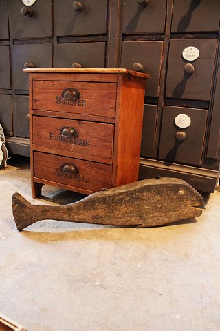 Dekorativ , svensk træarbejde i form af en hval med fin original bemaling fra 
1800 tallet...