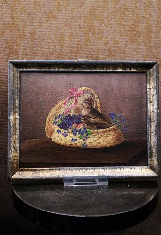 Dekorativt lille 1800 tals maleri med motiv af små påskehare siddende i en 
blomsterkurv...