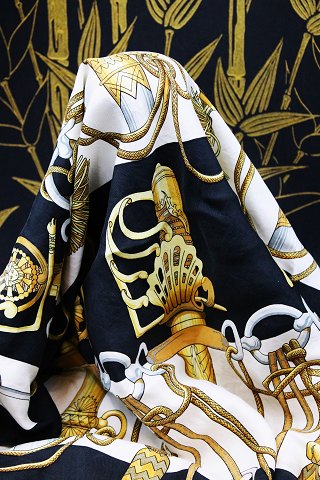 Original Vintage Hermés silk scarf beautiful black, white and gold colors and 
classic Hermés motif.
Measures: 90x85cm. Is in very good condition.
Item number: Hermés "sort, hvid, guld"