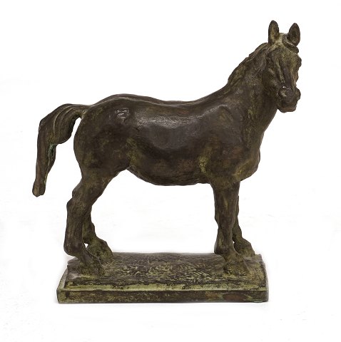 Helen Schou, 1905-2006, Pferdeskulptur aus Bronze. 
Signiert. H: 16cm. L: 17cm