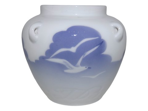 Royal Copenhagen
Art Nouveau vase with seagulls from 1898-1923