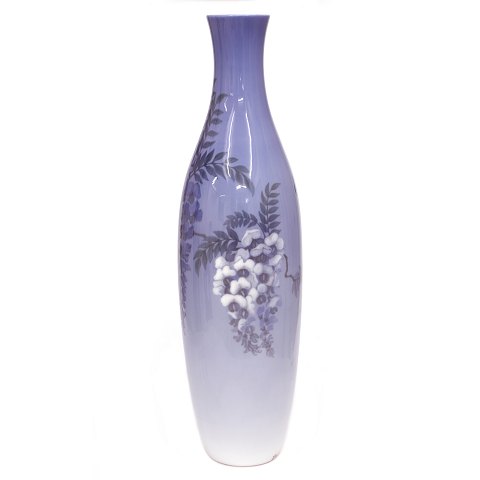 Kolossal unika vase af Jenny Meyer for Royal 
Copenhagen. Signeret med monogram "JM" og "Jenny 
Meyer 9/6 1925". H: 74cm