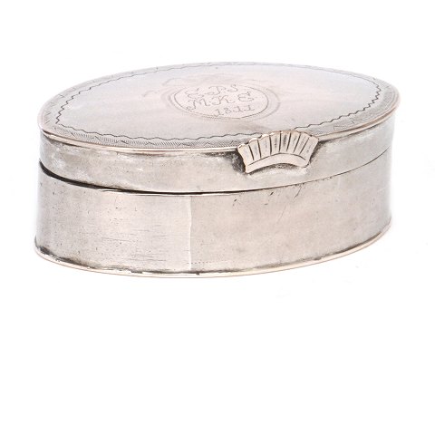 Silver snuff box by Hiller, Løgumkloster, Denmark 
dated 1811. H: 2,7cm. L: 7cm. W: 88gr