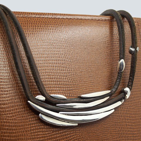 Anette Kræn for Georg Jensen; Halssmykke i læder med sterling sølv #310