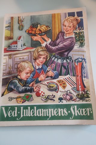 Ved Julelampens skær
Julehæfte for hjemmet
Fortællinger af forskellige forfattere
Illustreret af danske kunstnere
Redigeret og udvalgt af Grønvald-Fynbo
1956
Mange skønne og stemningsfyldte eventyr
Sideantal: 111