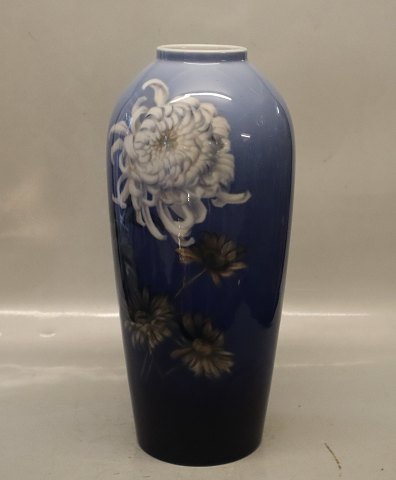 B&G 7071-14 Vase med hvid blomst på blå baggrund 36 cm Signeret EB Bing & 
Grøndah