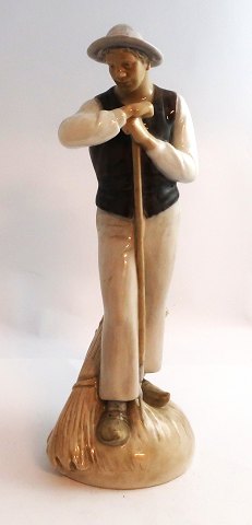 Bing & Grøndahl. Porcelænsfigur. Høstarbejder. Model 2049. Højde 25 cm. (2 
sortering)