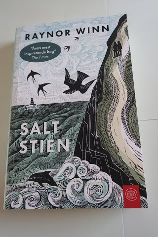 Saltstien
Af Raynor Winn
, hvor forfatteren selv beskriver: En gribende beretning om at rammes af flere 
ulykker inden for kort tid, økonomisk, helbredsmæssit og derfor i afmagt smide 
deres sidste ejendele i rygsækken og går … og går. De begiver sig ud p