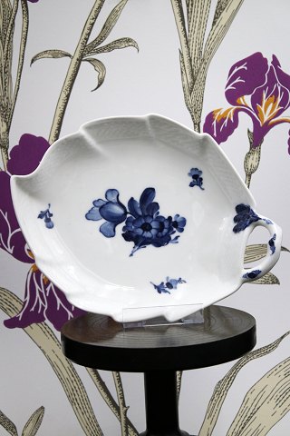 Royal Copenhagen Blå Blomst flettet bladformet kagefad.
10/8003. med stempel fra år 1893-1923...