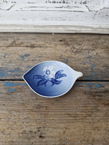 B&G Christmas rose dish no. 200