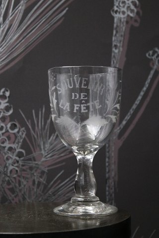Gammelt Fransk souvenir vinglas med graveret skrift 
og dekorationer. "Souvenir de la feté"