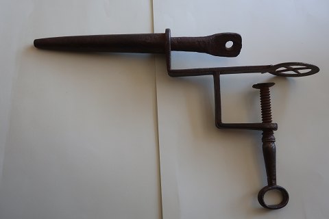 Antikt, smukt pibejern af støbt jern
L: 26,5cm
Pibejern er et redskab, til hjælp ved fx de smukke præstekraver
Bolt, som opvarnes, medfølger (se foto)
