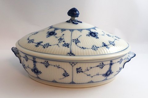 Royal Copenhagen. Musselmalet, riflet. Ovalt lågfad. Model 405. Længde 23 cm. 
Bredde 16 cm. (1 sortering). Nyere låg (se foto)
