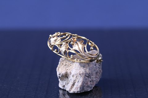 Lancet-shaped gold brooch in 14 carat gold, with a beautiful leaf pattern. 
Stamped 585.