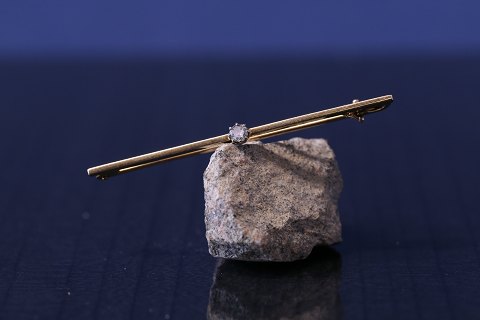 Gold brooch in 14 karat gold, with beautiful faceted brilliant.