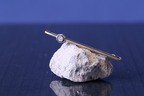 Beautiful gold brooch in 14 carat gold with inlaid hexagonal brilliant. Stamped 
WG 585.