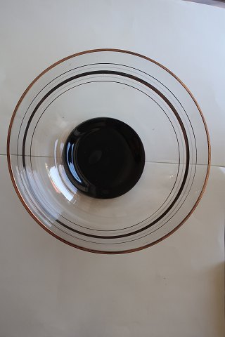 Smuk og utraditionel gammel glasskål
Med guldstriber, sort stribe, hvide striber og sort bund
Fra 1950-erne
Diam: 17,5cm
H: 8cm