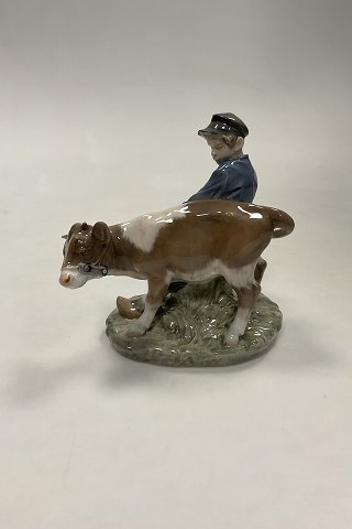 Royal Copenhagen Figur Dreng med Kalv No. 772 Brun udgave