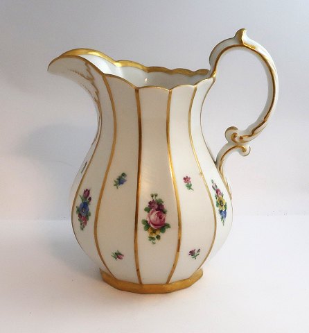 Royal Copenhagen. Henriette. Vandkande. Model 444-8526. Højde 19 cm. (1 
sortering).