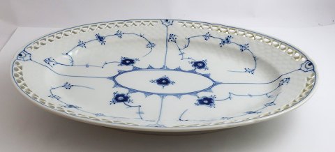 Bing & Grondahl. Blue painted. Oval serving dish with lace border. Model 316.4. 
Length 34 cm. Width 23.5 cm. (1 quality).