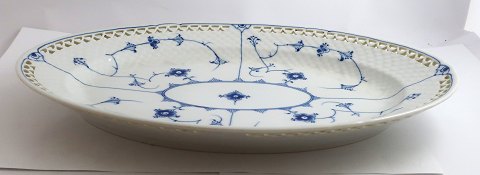 Bing & Grøndahl. Blåmalet. Ovalt serveringsfad med blondekant. Model 315.4 . 
Længde 40 cm. Bedde 28,5 cm. (1 sortering).