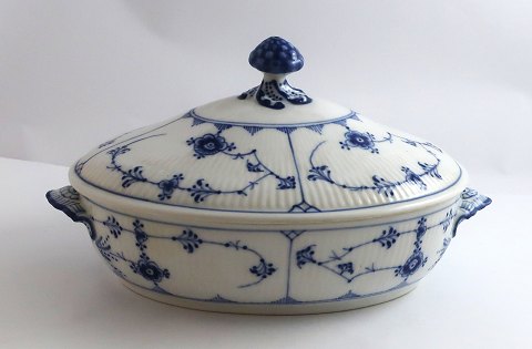 Royal Copenhagen. Musselmalet, riflet. Ovalt lågfad. Model 283. Længde 27,5 cm. 
Bredde 18 cm. (1 sortering). Produceret før 1923