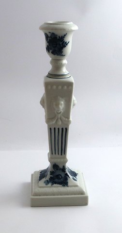Royal Copenhagen. Blå blomst. Lysestage med løvehoved. Model 45/15. Højde 23 cm. 
(1 sortering)