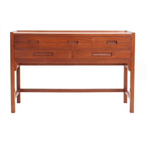 Mahogany sideboard with eight drawers by Ernst 
Kühn. Presented at the the Copenhagen 
Cabinetmakers' Guild exhibition in 1941. H: 80cm. 
W: 119cm. D: 35cm