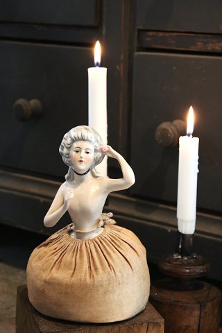 Dekorativ gammel fransk halv dukke i porcelæn fra 20érne med stof kjole / pude ( 
gammel nålepude )