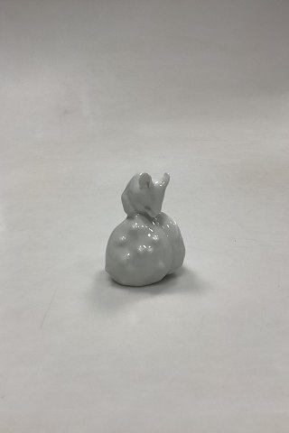 Royal Copenhagen Blanc de Chine Figur - Mus på Kastanje No. 63