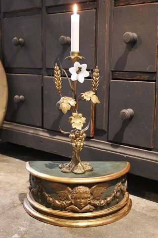 Dekorativ , fransk 1800 tals piedestal i træ med engle motiv , gammel original 
blå bemaling og guld dekorationer... Dekorativ , fransk 1800 tals piedestal i træ med engle motiv , gammel original 
blå bemaling og guld dekorationer...