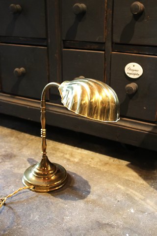 Gammel bordlampe i messing med musling formet skærm... Gammel bordlampe i messing med musling formet skærm...