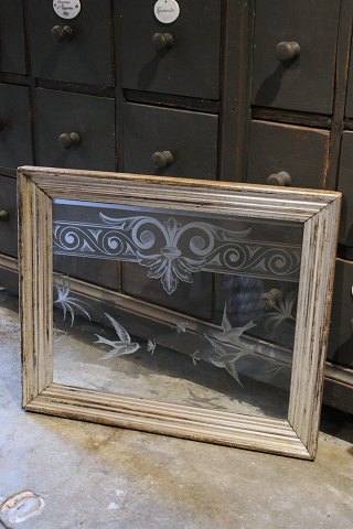 Dekorativt ,1800 tals glas med ætset dekorationer med fugle motiv i en original 
1800 tals sølvramme... Dekorativt ,1800 tals glas med ætset dekorationer med fugle motiv i en original 
1800 tals sølvramme...