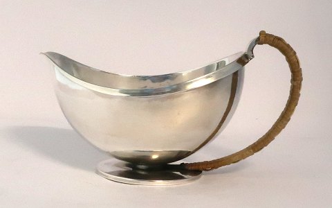 Georg Jensen. Saucenæb / sovseskål med håndtag. Harald Nielsen. Model 761. 
Længde 17 cm. Højde 7,5 cm.  Produceret 1933 - 1945