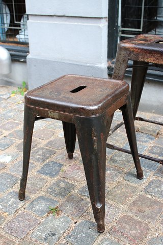 Original gammel fransk Tolix taburet i afpudset metal med fantastisk fin 
patina... Original gammel fransk Tolix taburet i afpudset metal med fantastisk fin 
patina...