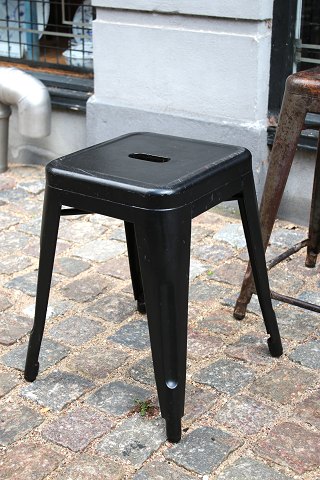Original gammel fransk Tolix taburet i sortmalet metal med fin patina... Original gammel fransk Tolix taburet i sortmalet metal med fin patina...