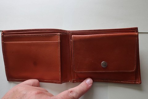 Ægte retro / vintage
Pung/tegnebog i ægte lyst skind fra dengang
Seddelrum, møntrum mv.
Fra ca 1980
L: udfoldet 28,5cm